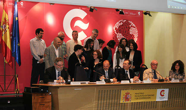 Fotografía de la mesa de ponentes con el equipo de la biblioteca de la AECID.