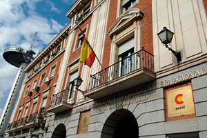 Fotografía de la fachada del edificio de la AECID.