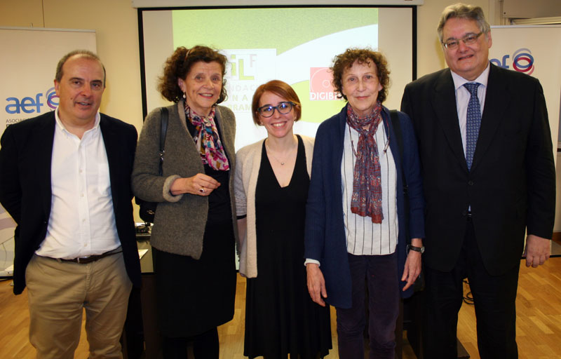 Fotografía. De izquierda a derecha, Juan Andrés García, director de Formación, Estudios y Grupos Sectoriales de la AEF, Carmen H. de Larramendi, vicepresidente de la FIL, Patricia Juez, técnico de Proyectos de la FIL, Tachi H. de Larramendi, directora general de DIGIBÍS, y Xavier Agenjo, director de Proyectos de la FIL y de DIGIBÍS.