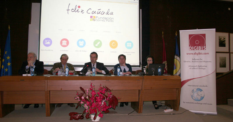 Fotografía de la mesa de ponentes: de izquierda a derecha, Benjamín Calvo, Luis H. de Larramendi, José Luis Parra, Francisca Hernández y Carmen Díaz.