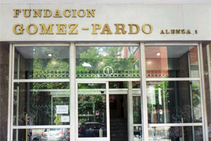 Fotografía de la entrada a la Fundación Gómez Pardo