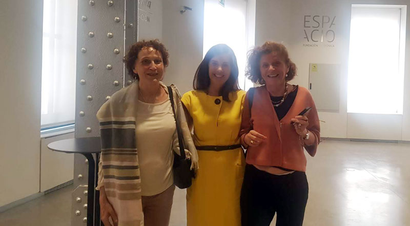 Foto. María González con Tachi (a la izquierda) y Carmen Larramendi, directora general de DIGIBÍS y vicepresidenta de la Fundación Ignacio Larramendi respectivamente.